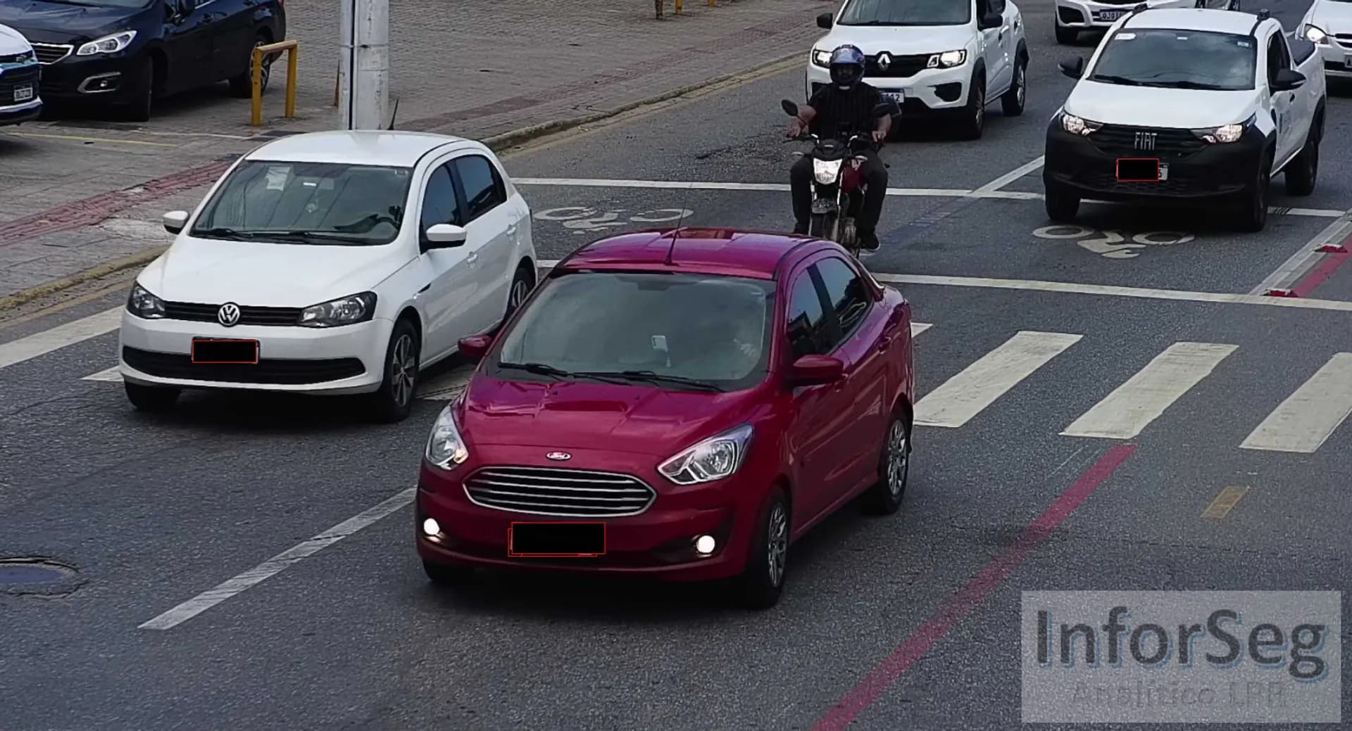 Leitura automática de placas em tempo real no trânsito de uma cidade brasileira, com placas dos veículos ocultadas